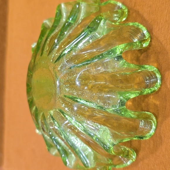 Vintage Green Art Glass Stack Nesting Bowls Fluted Edge Set of 2 - Picture 7 of 9